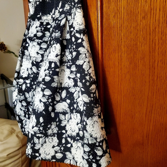 🖤 Black and White floral skirt. - Picture 5 of 5